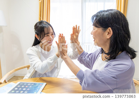 母女擊掌 母女擊掌 139773863