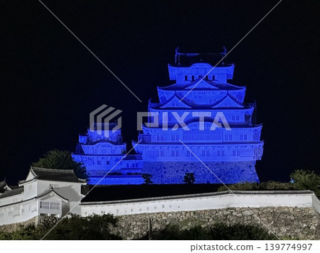 世界遺產與國寶姬路城在藍色燈光的襯托下熠熠生輝。 世界遺產與國寶姬路城在藍色燈光的襯托下熠熠生輝。 139774997