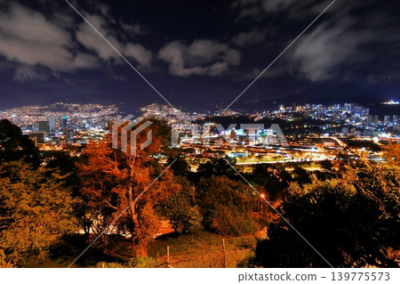 哥倫比亞麥德林夜景全景,城市燈光映襯著安地斯山脈。 哥倫比亞麥德林夜景全景,城市燈光映襯著安地斯山脈。 139775573