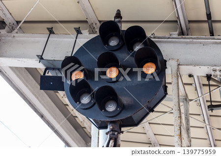 Repeater signals installed within station premises to support the safe operation of railways [Kurashiki Station, Sanyo Main Line] 139775959