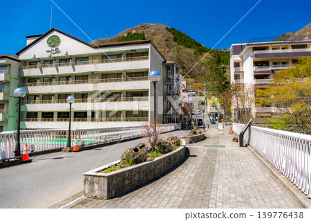 從栃木縣日光市黑金橋上看到的鬼怒川溫泉繁華的城鎮風光和酒店群。 從栃木縣日光市黑金橋上看到的鬼怒川溫泉繁華的城鎮風光和酒店群。 139776438
