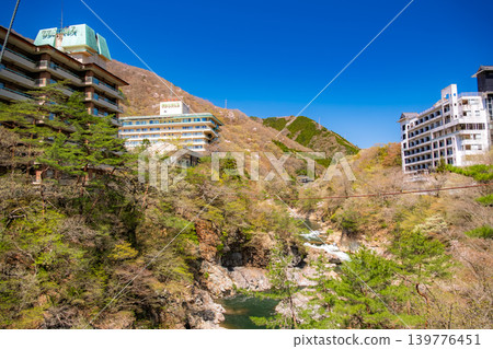 栃木縣日光市:從瀧見橋上眺望鬼怒川峽谷和溫泉小鎮,湛藍的天空下,綠樹環繞,景色宜人。 栃木縣日光市:從瀧見橋上眺望鬼怒川峽谷和溫泉小鎮,湛藍的天空下,綠樹環繞,景色宜人。 139776451