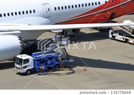 Jet refueling refueling jet fuel airport operations Jet refueling refueling jet fuel airport operations 139776649