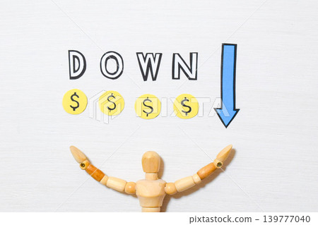 字母“DOWN”和一個繪畫模特 字母“DOWN”和一個繪畫模特 139777040