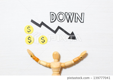 字母“DOWN”和一個繪畫模特 字母“DOWN”和一個繪畫模特 139777041