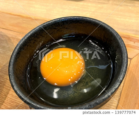 小碗裡裝著生雞蛋;新鮮的生雞蛋 小碗裡裝著生雞蛋;新鮮的生雞蛋 139777074