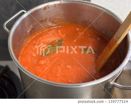 Preparing the tomato sauce Preparing the tomato sauce 139777324