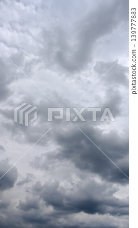 多雲的天空素材(垂直構圖) 多雲的天空素材(垂直構圖) 139777883