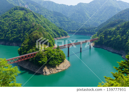 奧大井湖站漂浮在蔚藍的湖面上 奧大井湖站漂浮在蔚藍的湖面上 139777931