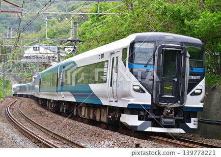 東海道本線，睡川～早川，JR東日本，E257系列2000系列，NA-01編組（大宮），舞子列車。 139778221