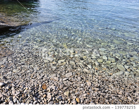 三陸海岸淨土濱海灘清澈見底的海水和美麗的海底鵝卵石。 三陸海岸淨土濱海灘清澈見底的海水和美麗的海底鵝卵石。 139778255
