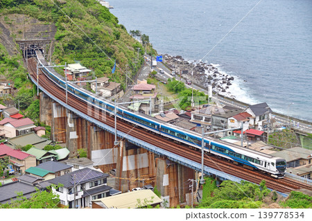 東海道本線，早川～睡川，JR東日本，E257系列2000系列，NA-13編組（大宮），舞子列車。 139778534