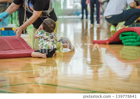 [Nursery school sports day obstacle course mat] 139778641