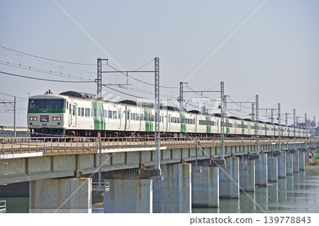 東海道幹線茅崎平塚 JR 東日本 185 系列 A3 隊形(大宮) 舞者 東海道幹線茅崎平塚 JR 東日本 185 系列 A3 隊形(大宮) 舞者 139778843