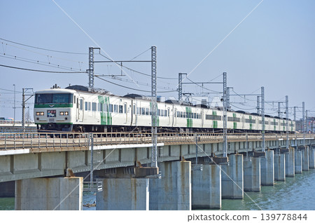 東海道本線茅崎～平塚 JR東日本185號A5列車（大宮） 舞子號 139778844