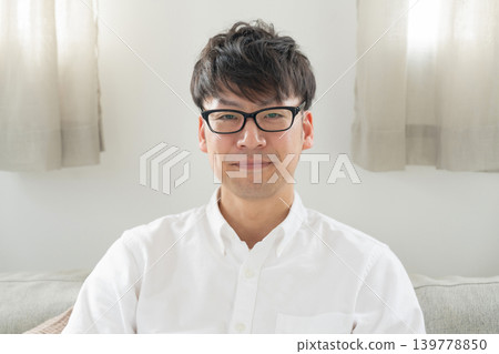 男子戴著眼鏡 男子戴著眼鏡 139778850