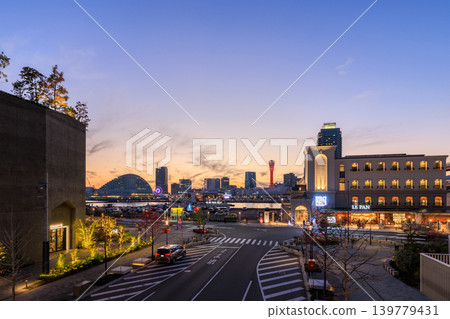 Evening view of Shinminato Pier in Kobe (Chuo Ward, Kobe City, Hyogo Prefecture) Evening view of Shinminato Pier in Kobe (Chuo Ward, Kobe City, Hyogo Prefecture) 139779431