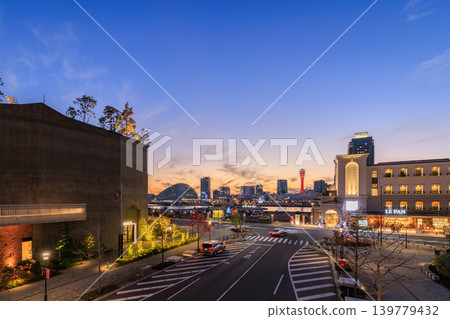 Evening view of Shinminato Pier in Kobe (Chuo Ward, Kobe City, Hyogo Prefecture) Evening view of Shinminato Pier in Kobe (Chuo Ward, Kobe City, Hyogo Prefecture) 139779432