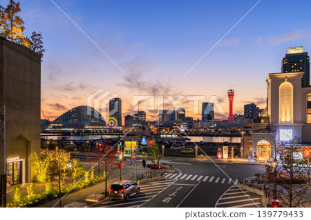 Evening view of Shinminato Pier in Kobe (Chuo Ward, Kobe City, Hyogo Prefecture) Evening view of Shinminato Pier in Kobe (Chuo Ward, Kobe City, Hyogo Prefecture) 139779433