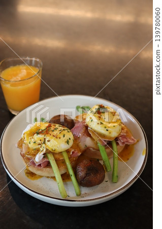Eggs Benedict with Asparagus and Orange Juice Eggs Benedict with Asparagus and Orange Juice 139780060