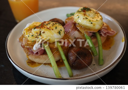 Eggs Benedict with Mushrooms and Asparagus Eggs Benedict with Mushrooms and Asparagus 139780061