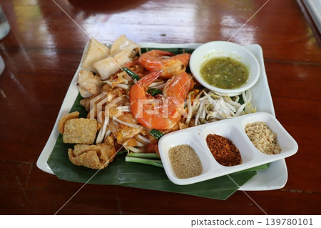 Shrimp Pad Thai with Condiments 139780101