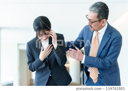 一位女商人痛苦地摀著頭。 139782801