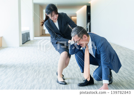 一名商人痛苦地摀著頭。 一名商人痛苦地摀著頭。 139782843