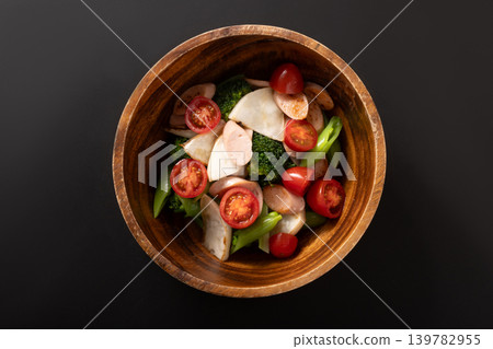 沙拉(烤蕪菁、魚肉香腸、綠花椰菜、甜豆、櫻桃番茄) 沙拉(烤蕪菁、魚肉香腸、綠花椰菜、甜豆、櫻桃番茄) 139782955