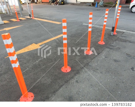 停車場裡的紅色安全桿 139783182