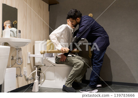 外國護理人員在安養院提供如廁協助 139783666