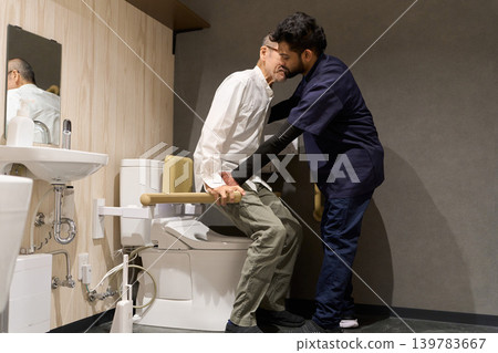 外國護理人員在安養院提供如廁協助 外國護理人員在安養院提供如廁協助 139783667