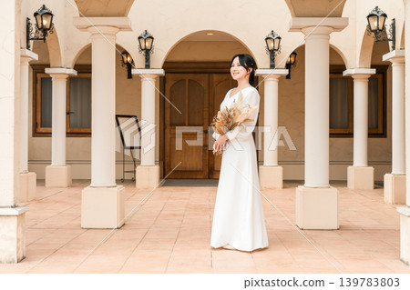 婚禮場地,教堂裡的乾燥花,身穿婚紗、手捧花環的新娘,新娘 婚禮場地,教堂裡的乾燥花,身穿婚紗、手捧花環的新娘,新娘 139783803