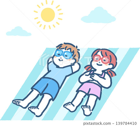 孩子們穿著泳衣，在夏日的天空下，躺在野餐毯上打盹。 139784410