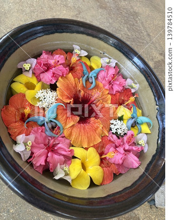 浮在水面上的花 浮在水面上的花 139784510
