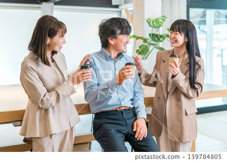 商人和女商人在辦公室喝咖啡聊天 商人和女商人在辦公室喝咖啡聊天 139784805