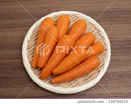 raw carrots raw carrots 139784874