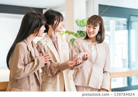 一位女商人正在辦公室看智慧型手機(IT公司員工) 一位女商人正在辦公室看智慧型手機(IT公司員工) 139784924