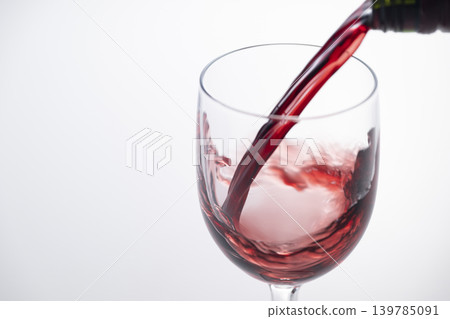 Pour red wine Pour red wine 139785091