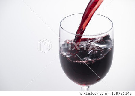 倒紅酒 139785143