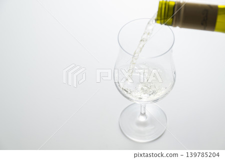 Pour white wine Pour white wine 139785204