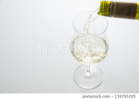 Pour white wine Pour white wine 139785205