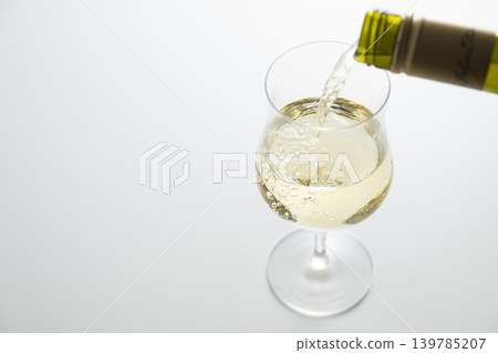 Pour white wine Pour white wine 139785207