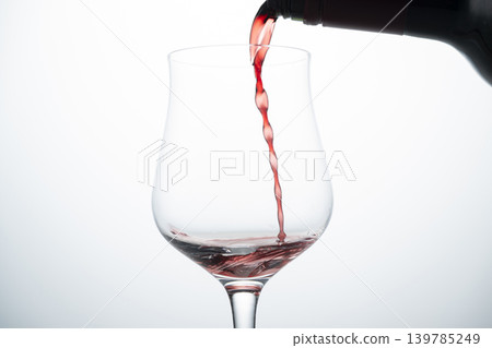 Pour red wine Pour red wine 139785249