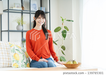 一位在客廳放鬆的中年婦女 139785301