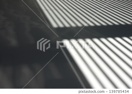 特寫鏡頭展現了百葉窗投射在地板上的光影背景。 特寫鏡頭展現了百葉窗投射在地板上的光影背景。 139785434