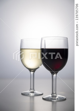 杯裝紅酒和白酒 杯裝紅酒和白酒 139785706