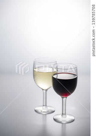 杯裝紅酒和白酒 杯裝紅酒和白酒 139785708