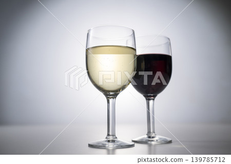 White wine and red wine in glasses White wine and red wine in glasses 139785712