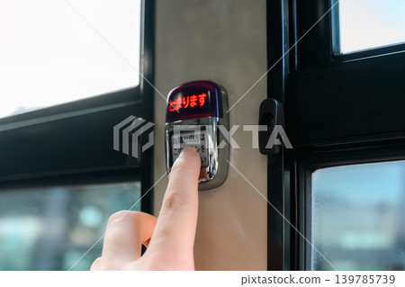 手指按公車站按鈕 手指按公車站按鈕 139785739